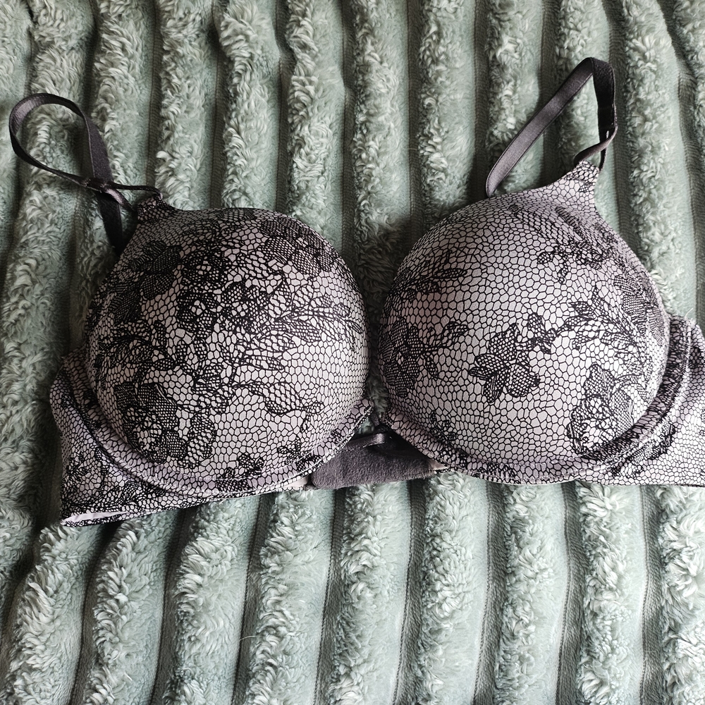 Victoria's Secret Black Lace Bra with Elegant Design